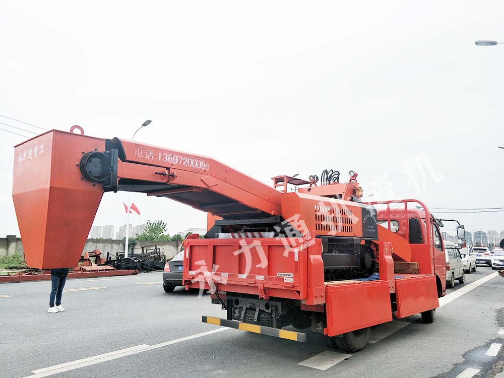 永力通扒渣機(jī)發(fā)車(chē) (1).jpg
